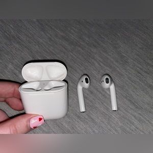 AUTHENTIC Apple First Generation AirPods.